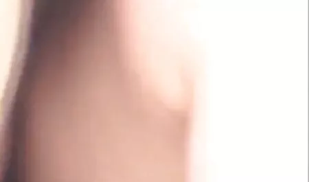 Zwei Mädchen necken deutsche pornos mit reifen frauen einen Mann mit einem penis.