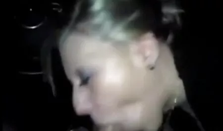 Ein Mann hat ein Mädchen in der Natur reife deutsche sex und im Auto.