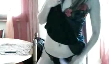 Attraktive Mädchen deutsche sex filme mit alten frauen aufgeben auf der couch