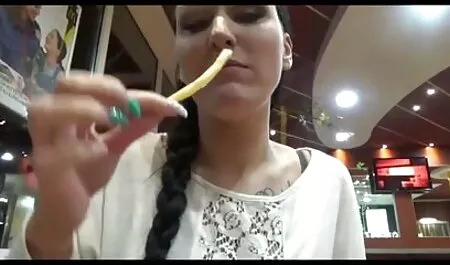 Skinny teen Modell sex mit reifer deutscher frau streicheln Männer in der intimen Umgebung