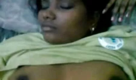 Ein Mädchen deutsche reife frauen beim sex unterwürfig, klammert sich an einen schwierigen Mann.