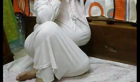 Sie sieht so schön und geile reife deutsche weiber bequem in der Kabine aus.