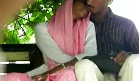 Schwarzer Mann spreizte seine Beine mit beiden. deutsche reife frauen porno