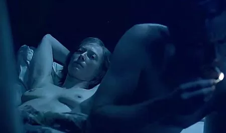 In der deutsche reife porno Küche mit einer jungen Frau