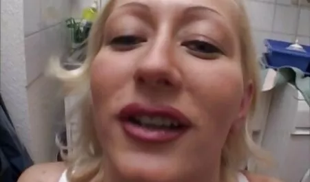 Eine deutsche alte geile weiber Schauspielerin, die Sportdirektorin spielt.