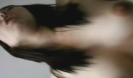 Ein Mann mit Tätowierungen nähert sich einem Freund und Neffen. reife deutsche sex