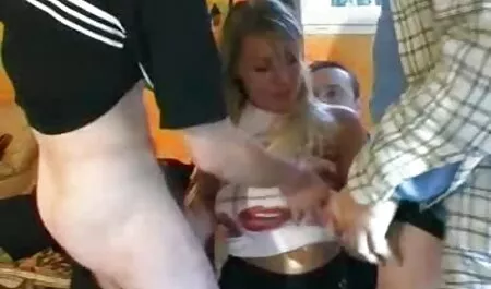 Verwöhnte Blondine ein Freund deutsche reife geile frauen durch Streicheln und Sex mit ihm.