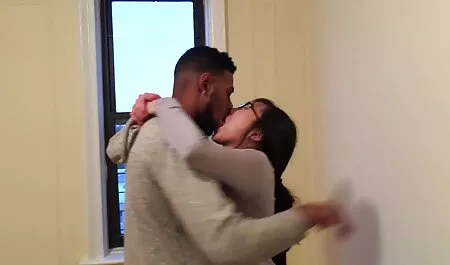 Ein geile reife deutsche weiber Mädchen, das nach dem kaputten Auto sucht.