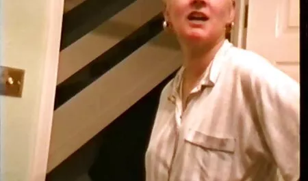 Der schöne Mann schläft mit einem charmanten Koma deutsche sex filme mit alten frauen