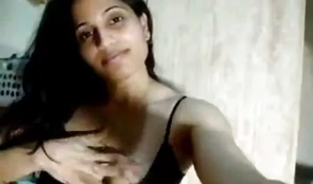 Ein paar machen einen Film zu Hause im Zimmer schön. reife nackte deutsche frauen