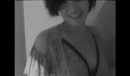 Zwei Mädchen haben eine Pause nach der deutsche geile weiber Party.