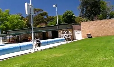 Die Jungs auf den Straßen auf zwei Rädern deutsche alte pornos sehen aus wie eine Frau