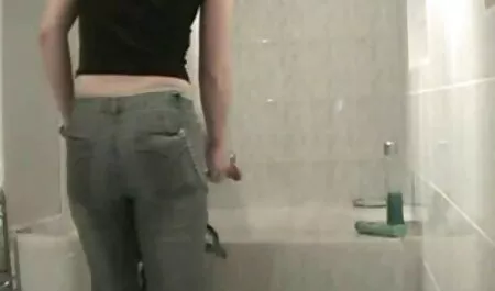 Männer klammern sich an ein ungezogenes Mädchen. porno reife deutsche