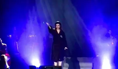 Sie entführen eine Frau, ziehen sie heraus reife deutsche porn und werfen sie in den Mund.