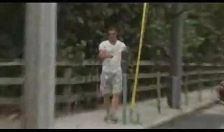 Barkeeper isst Kunden deutsche nackte reife frauen alleine auf einem Tisch.